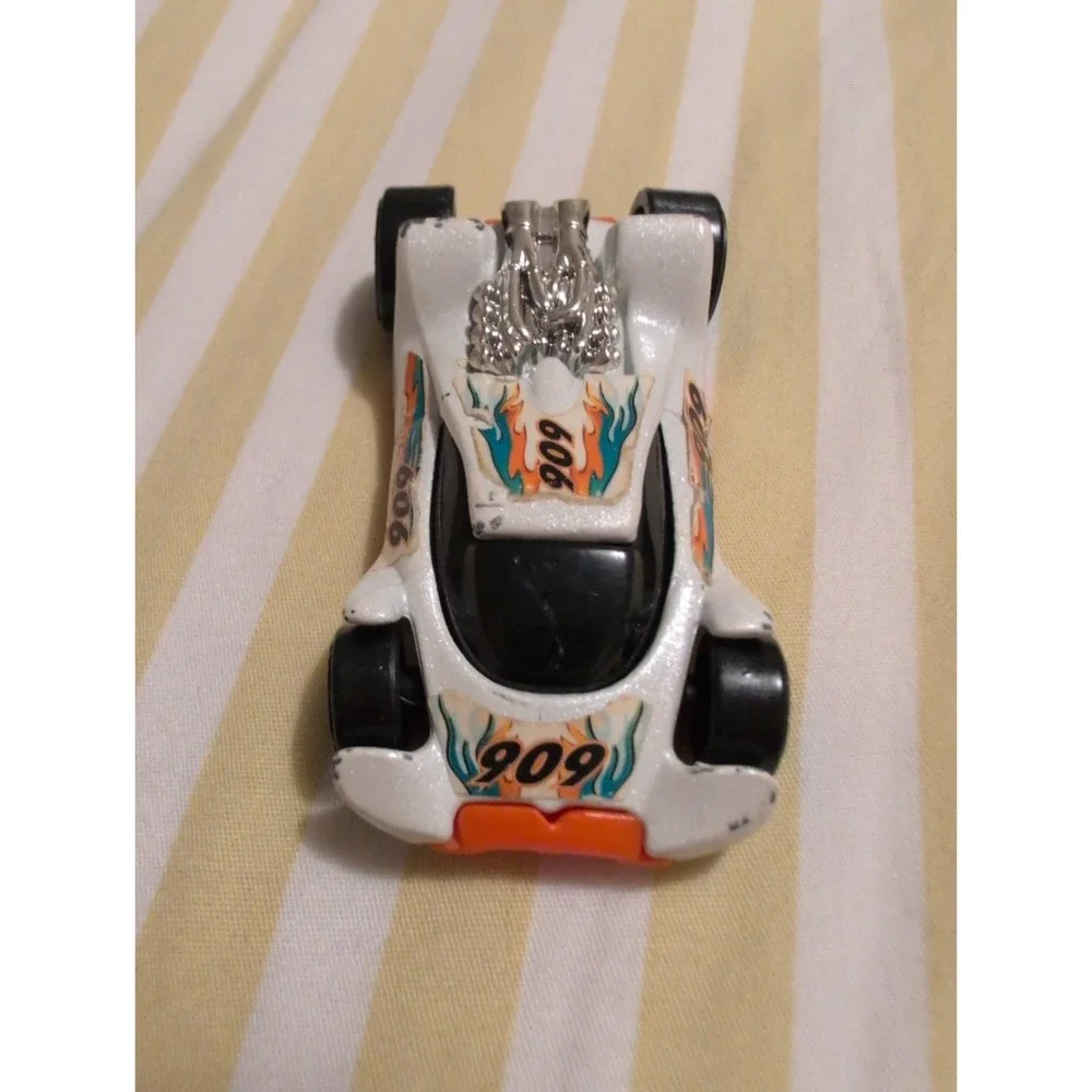 Hot Wheels 2009 McDonald's White Diecast Racing Car 909 1:64 Scale